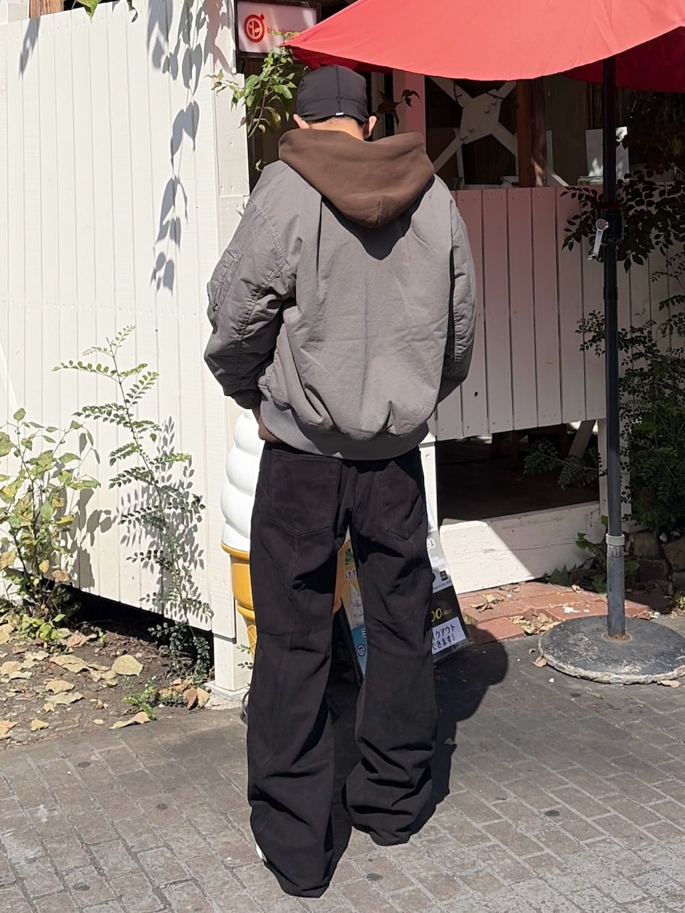 ブラウン系のパーカー、その他のブルゾン、ブラック系のその他パンツを着用したメンズの秋コーディネートの4枚目の写真