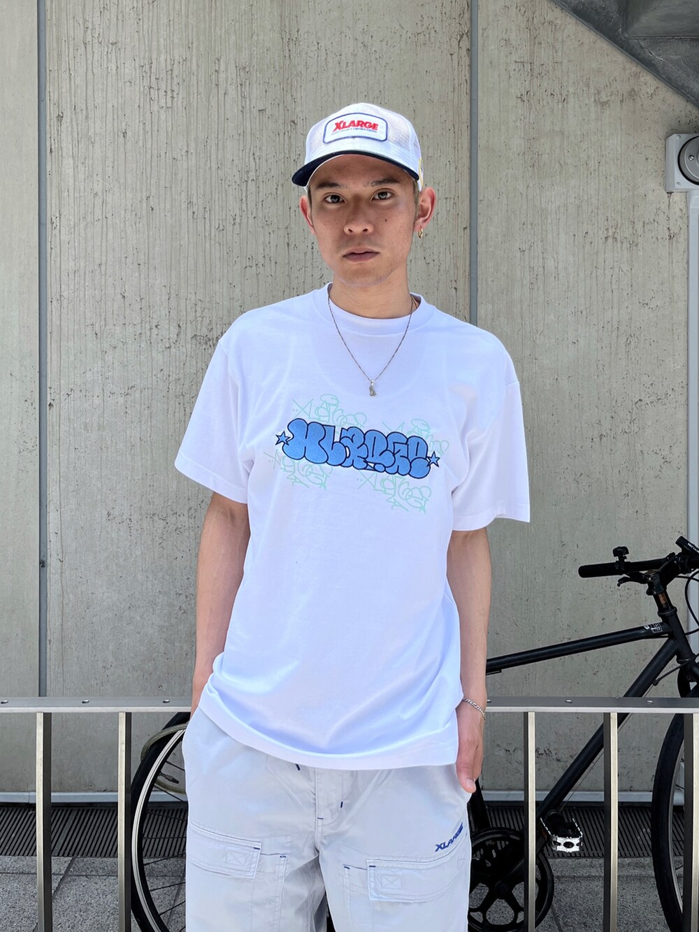 ホワイト系のTシャツ/カットソー、ブラック系のその他パンツを着用したメンズの春コーディネートの5枚目の写真