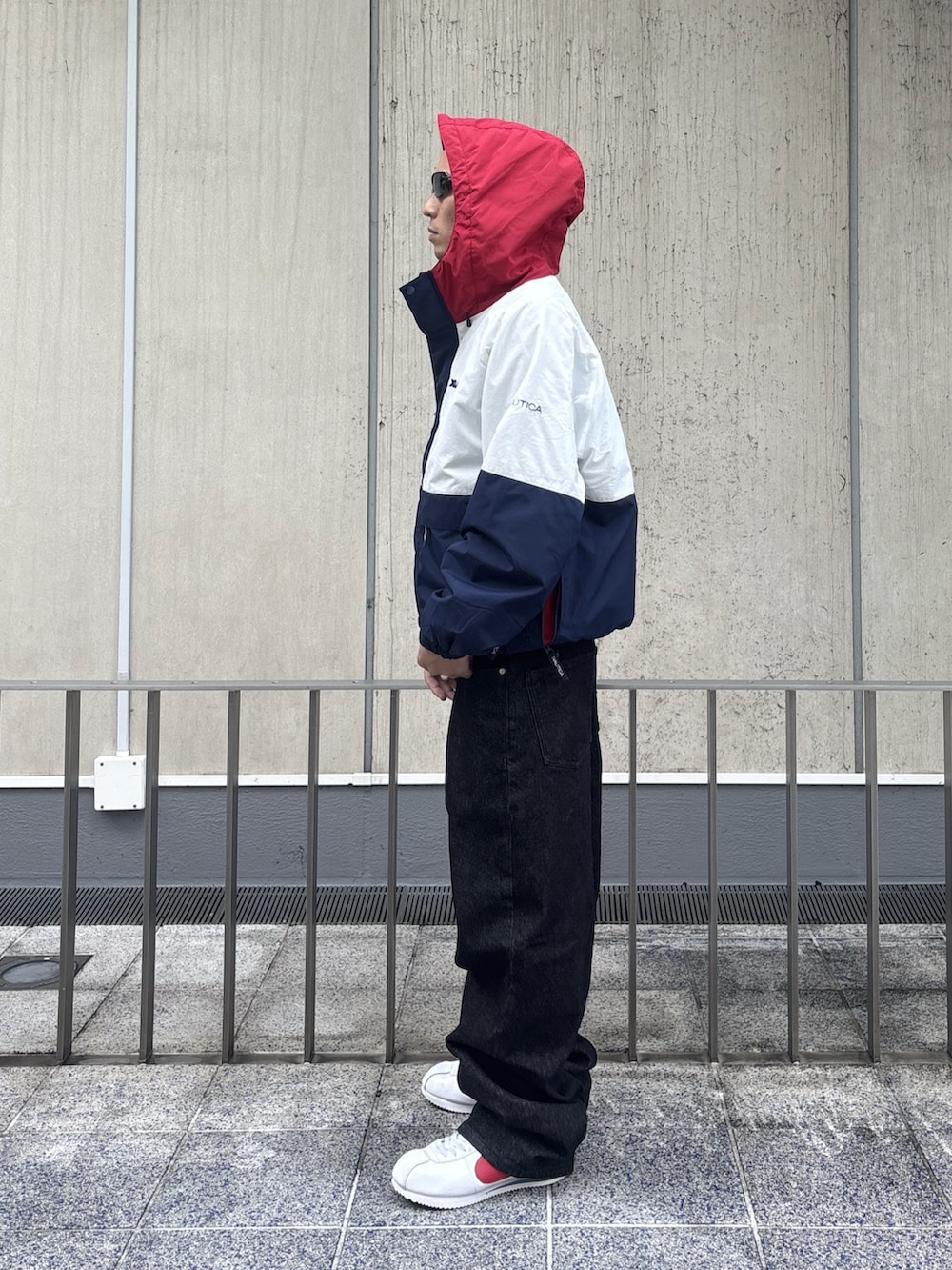 ブラック系のデニムパンツを着用したメンズの冬コーディネートの3枚目の写真