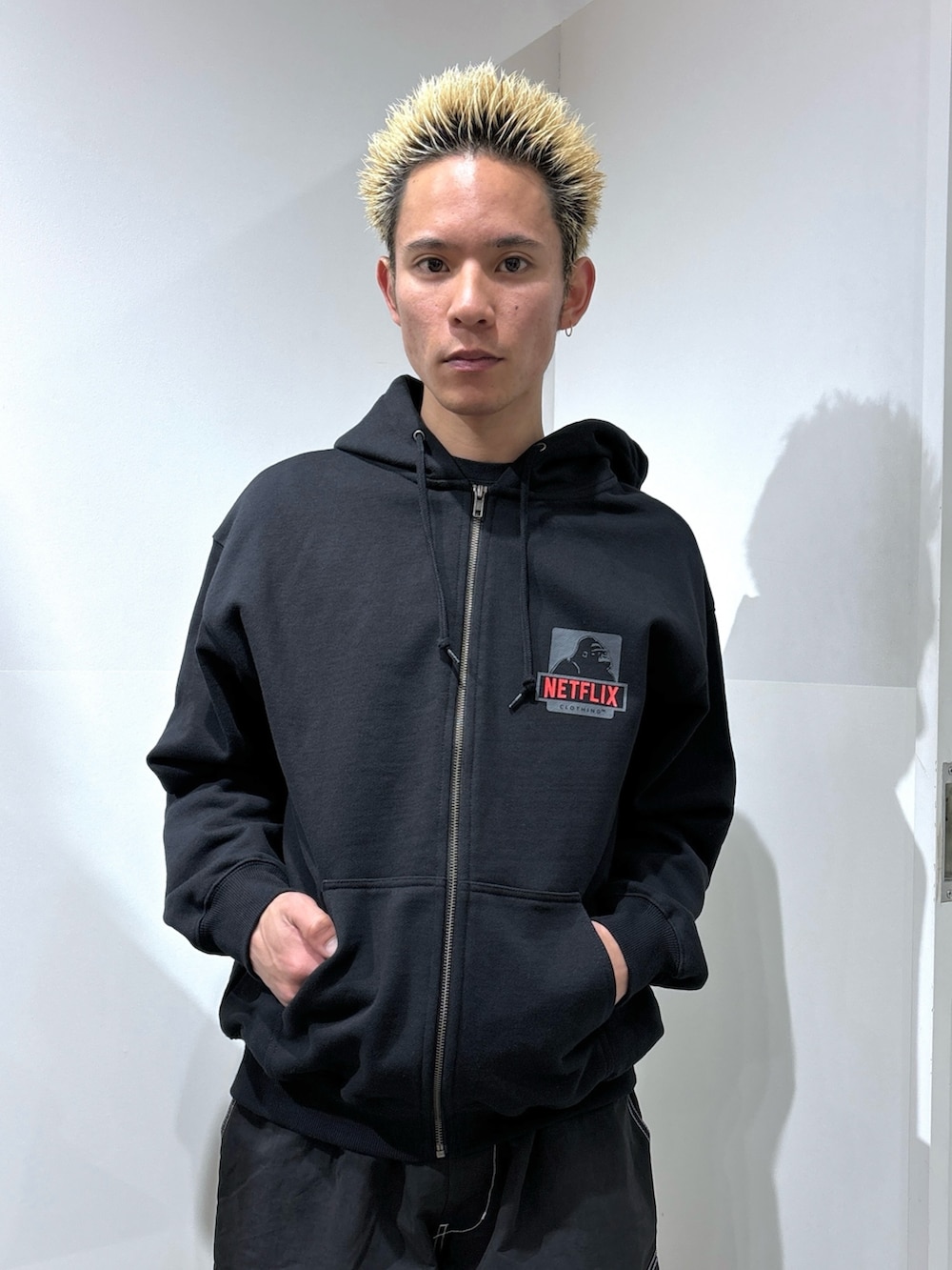 ブラック系のカーゴパンツ、ブラック系のパーカーを着用したメンズの冬コーディネートの6枚目の写真