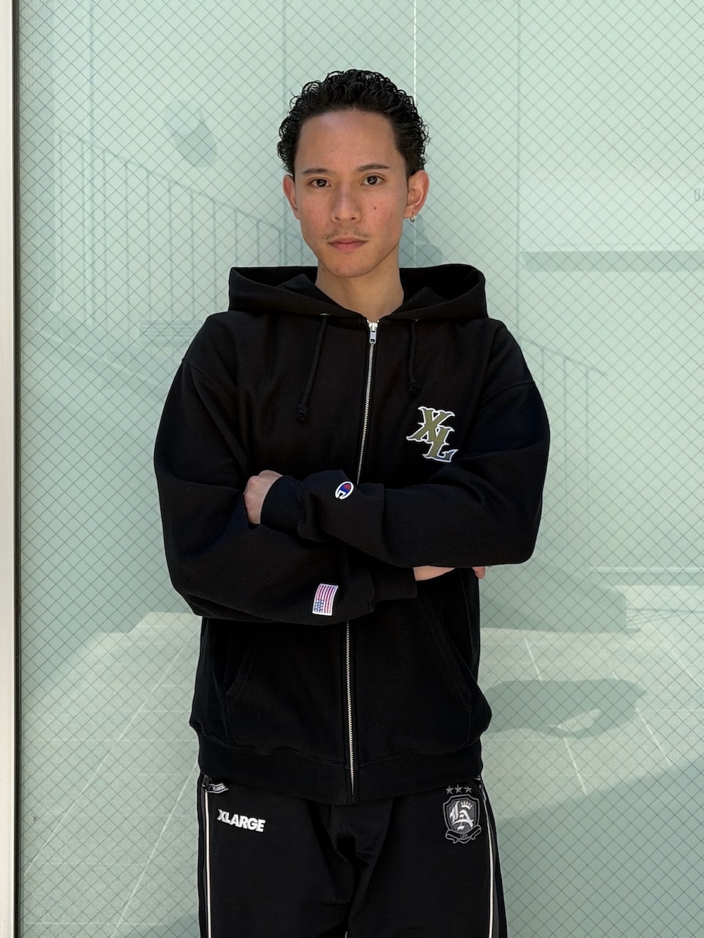 ブラウン系のパーカー、ブラック系のその他パンツを着用したメンズの春コーディネートの6枚目の写真