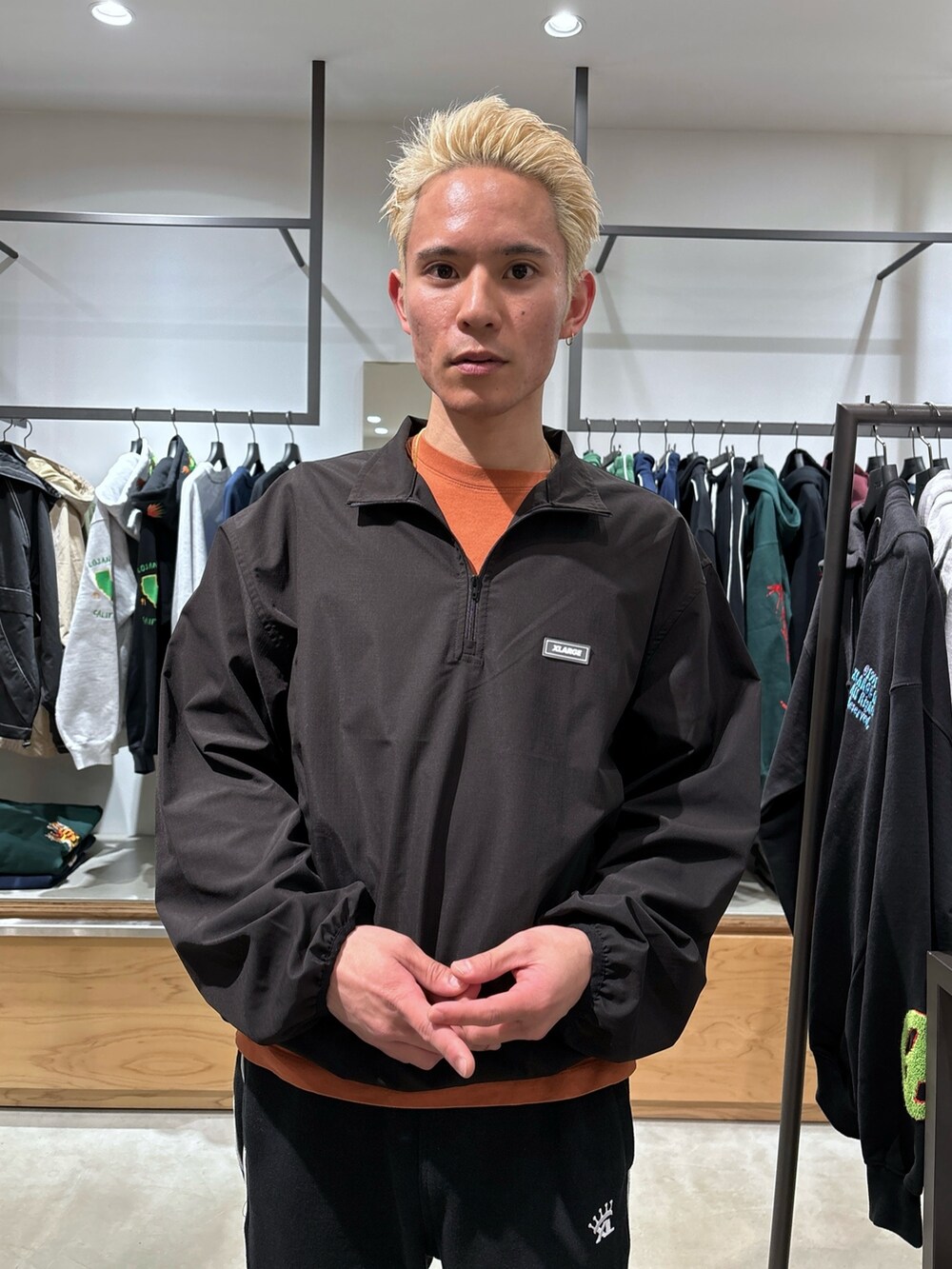 ブラック系のスウェットパンツ、ブラック系のブルゾンを着用したメンズの冬コーディネートの6枚目の写真