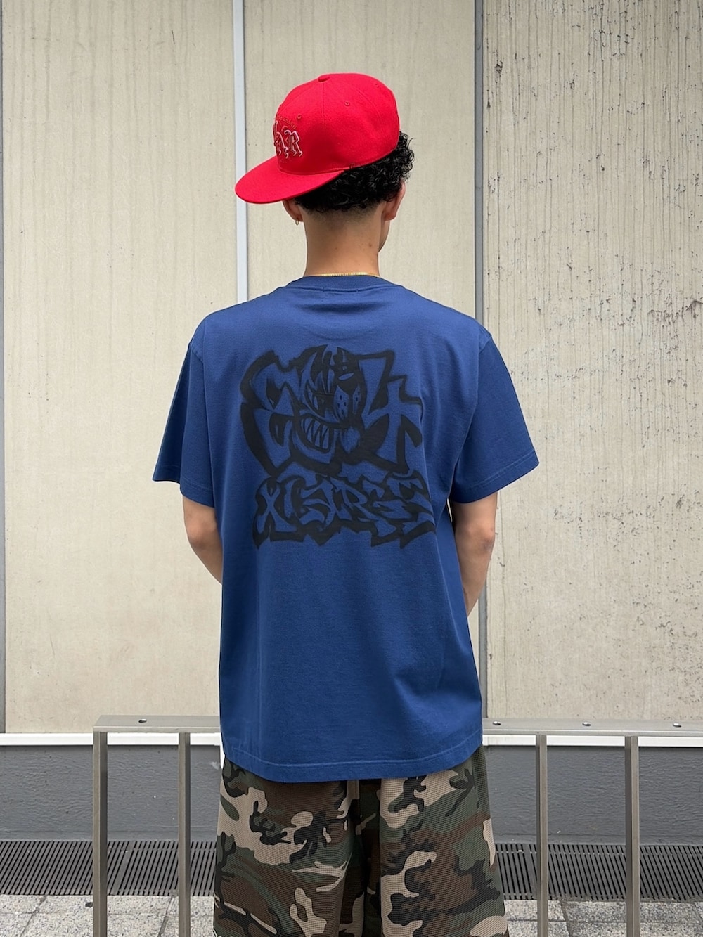ブルー系のTシャツ/カットソー、その他のその他パンツ、レッド系のキャップを着用したメンズの春コーディネートの6枚目の写真