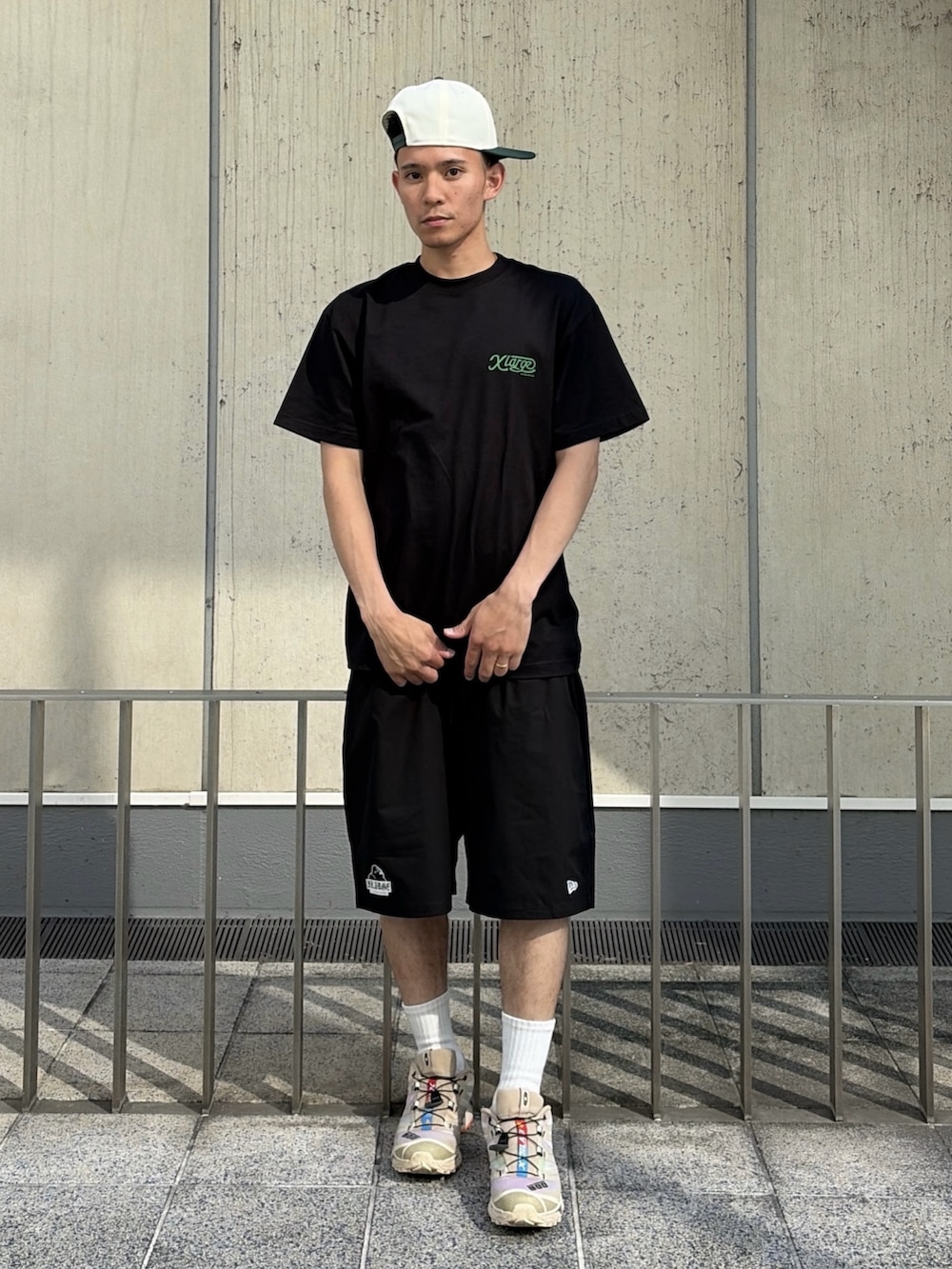 ブラック系のTシャツ/カットソー、ブラック系のその他パンツ、ホワイト系のキャップを着用したメンズの夏コーディネートの2枚目の写真