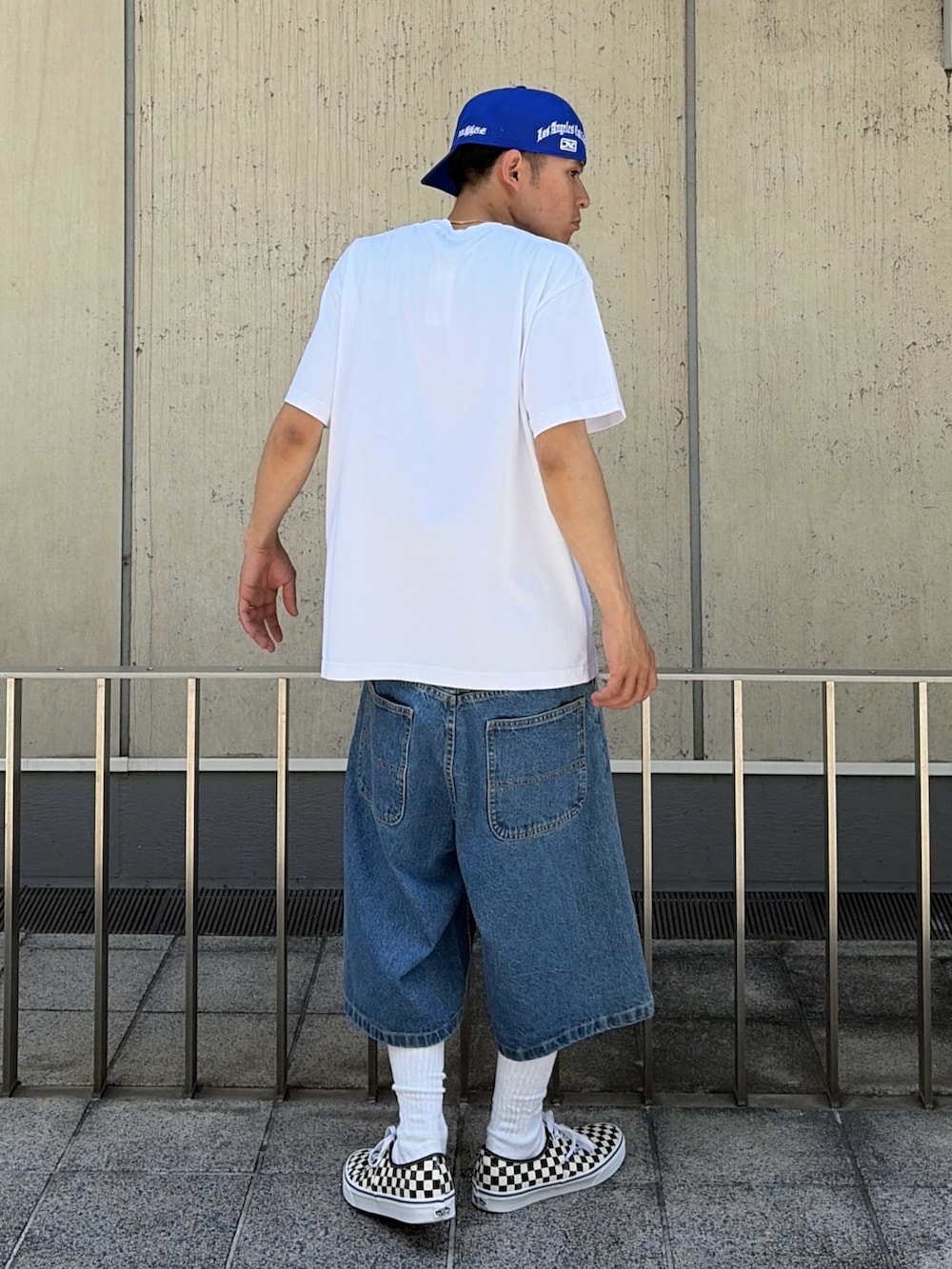 ブラック系のTシャツ/カットソー、その他のその他パンツ、ブルー系のキャップを着用したメンズの夏コーディネートの4枚目の写真