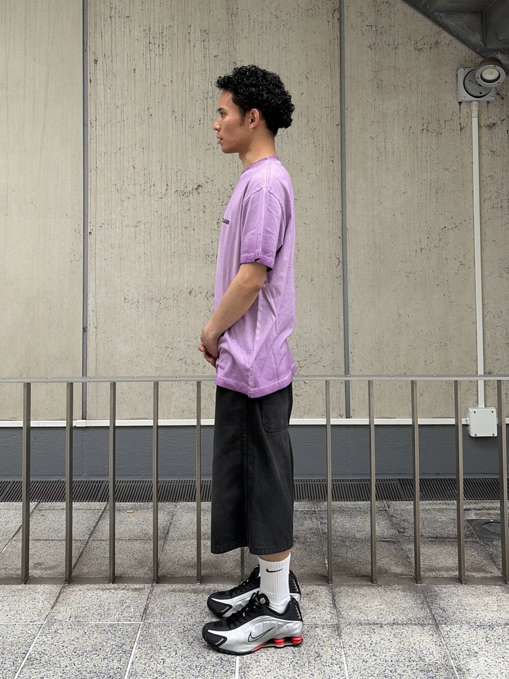 パープル系のTシャツ/カットソー、ブラック系のその他パンツを着用したメンズの春コーディネートの2枚目の写真