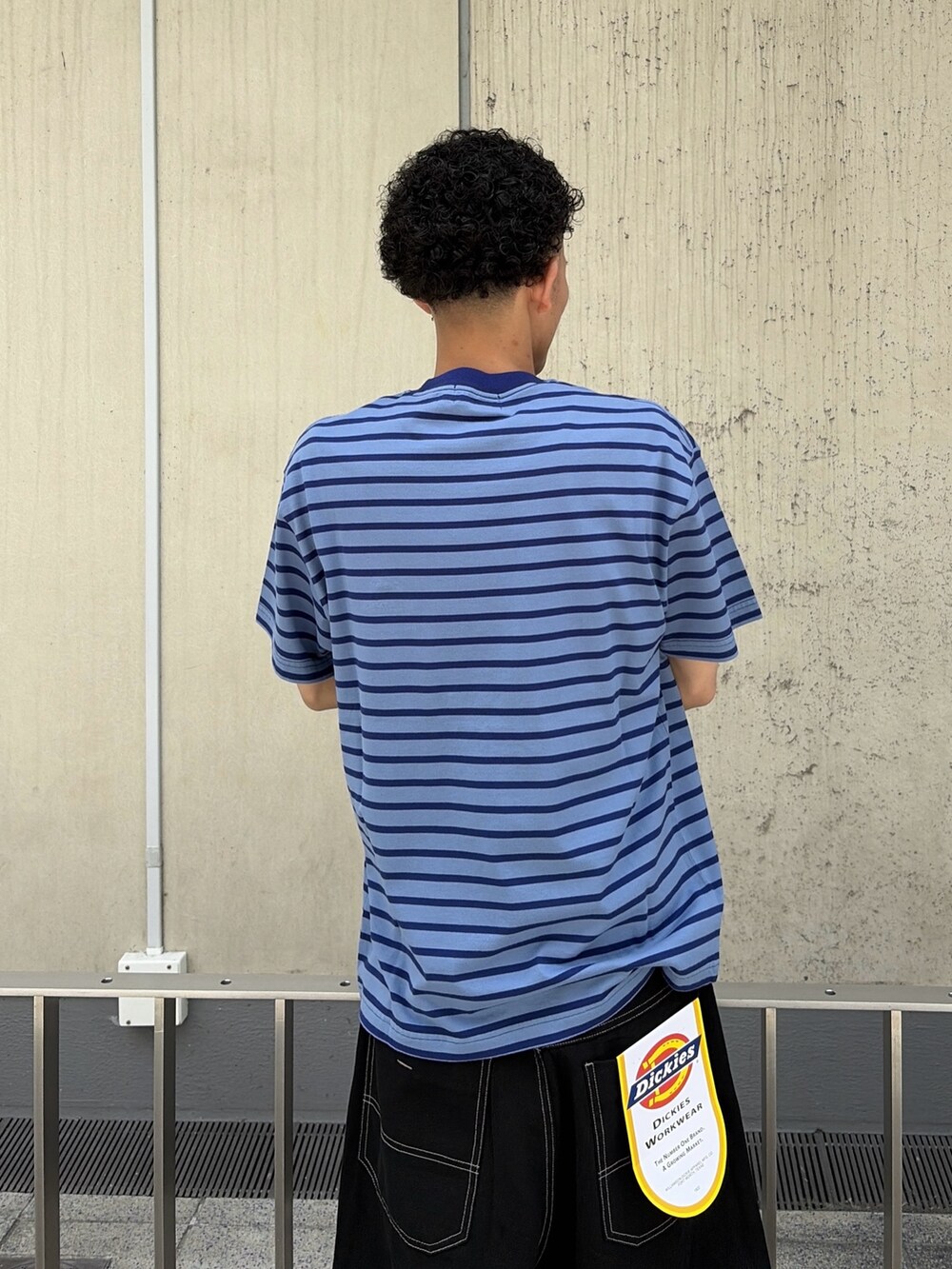 グリーン系のデニムパンツ、ブルー系のTシャツ/カットソーを着用したメンズの春コーディネートの6枚目の写真