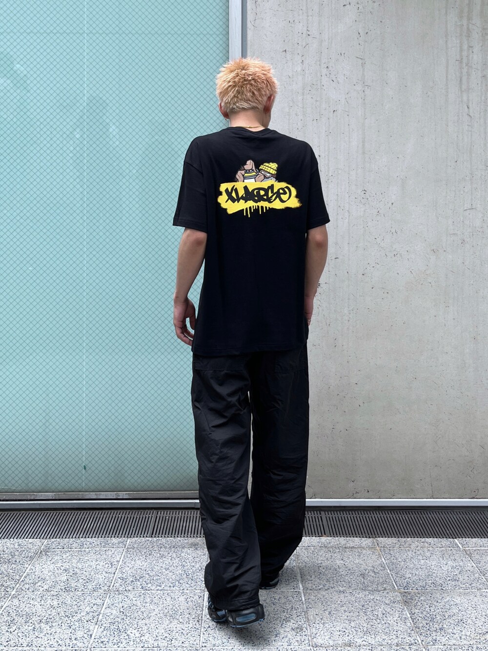 ホワイト系のTシャツ/カットソー、ブラック系のその他パンツを着用したメンズの夏コーディネートの4枚目の写真