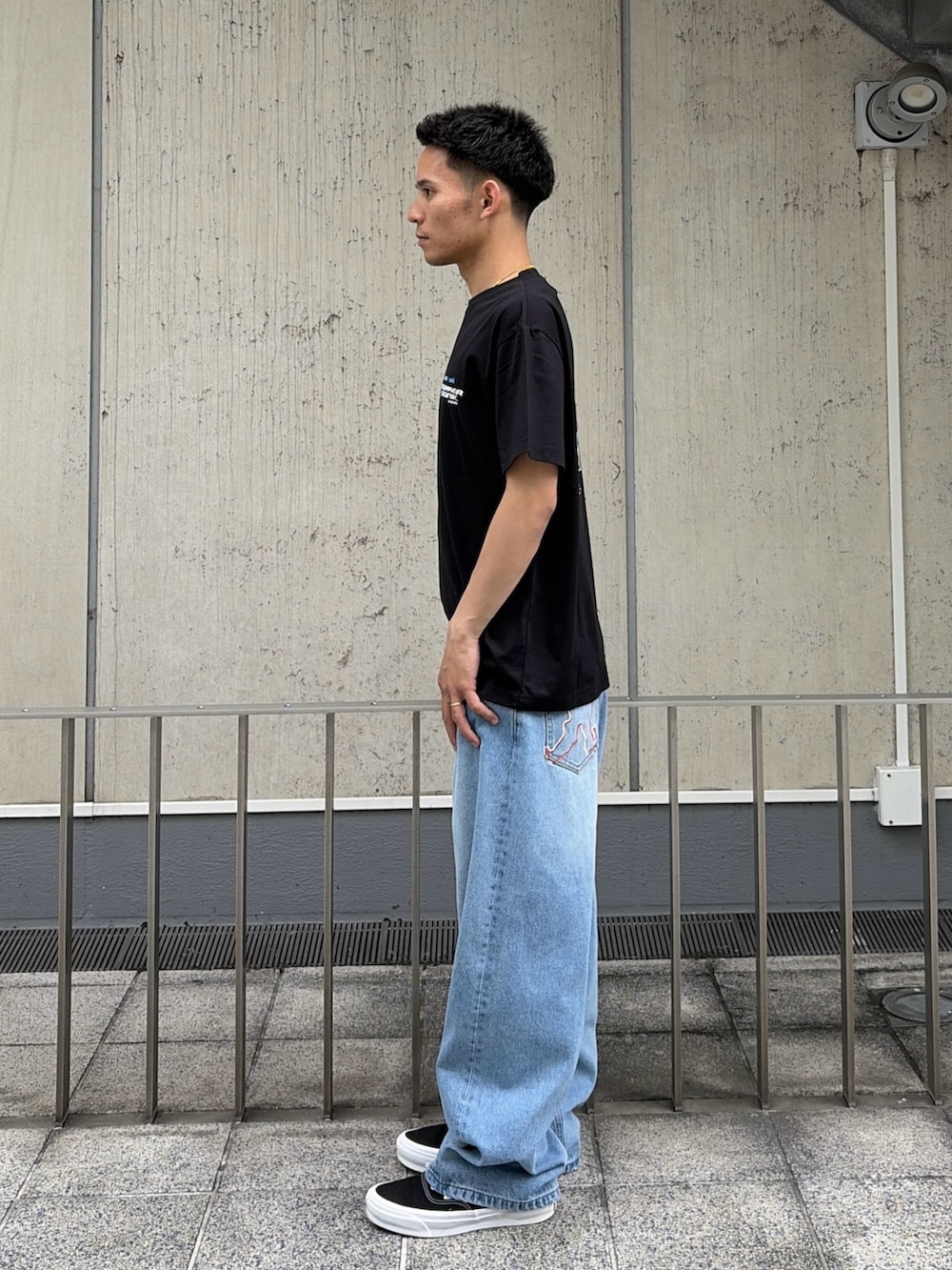 ブルー系のデニムパンツを着用したメンズの夏コーディネートの2枚目の写真