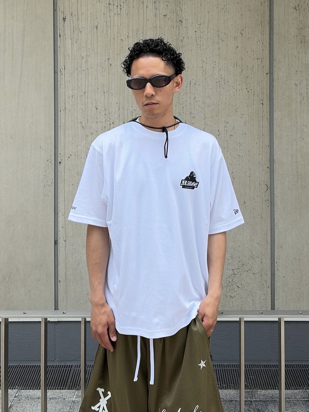 ブラック系のTシャツ/カットソー、ブラック系のその他パンツ、ブラック系のハットを着用したメンズの夏コーディネートの4枚目の写真