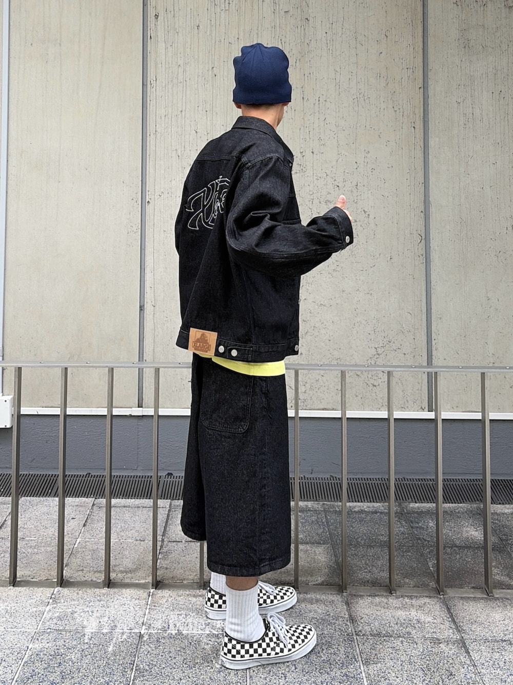ブラック系のデニムジャケット、ブラック系のその他パンツ、イエロー系のTシャツ/カットソーを着用したメンズの夏コーディネートの4枚目の写真