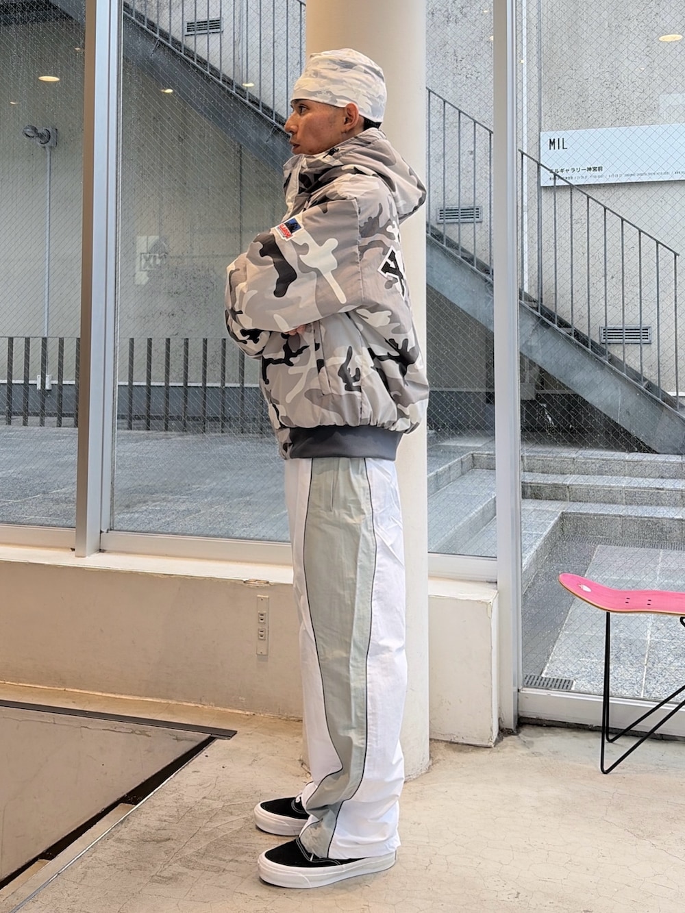 その他のブルゾン、ホワイト系のその他パンツ、その他のニットキャップ/ビーニーを着用したメンズの秋コーディネートの3枚目の写真