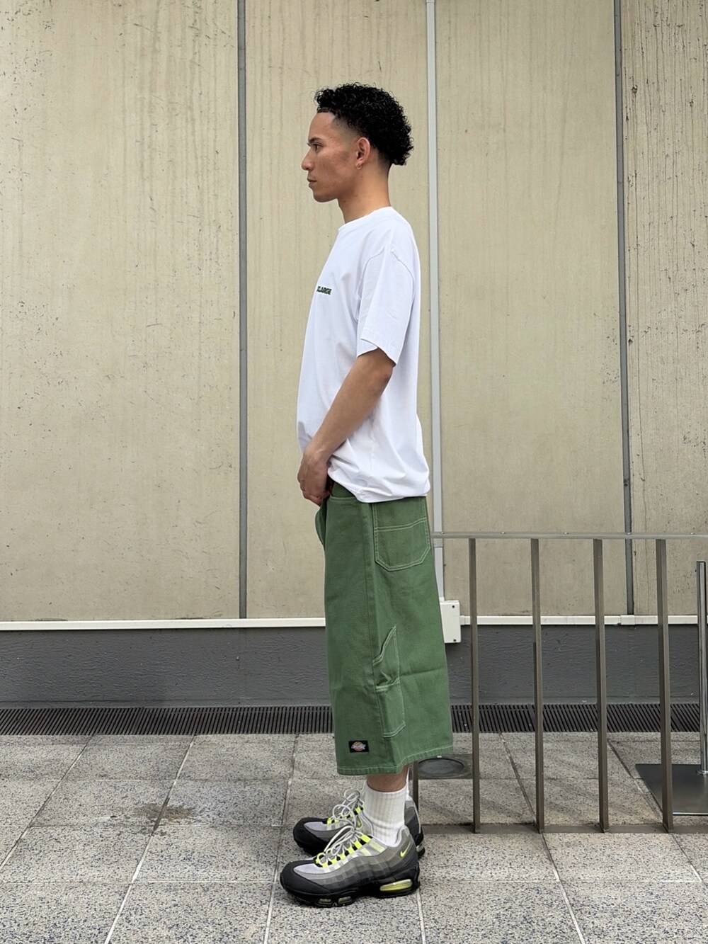グリーン系のデニムパンツ、グレー系のTシャツ/カットソーを着用したメンズの春コーディネートの2枚目の写真