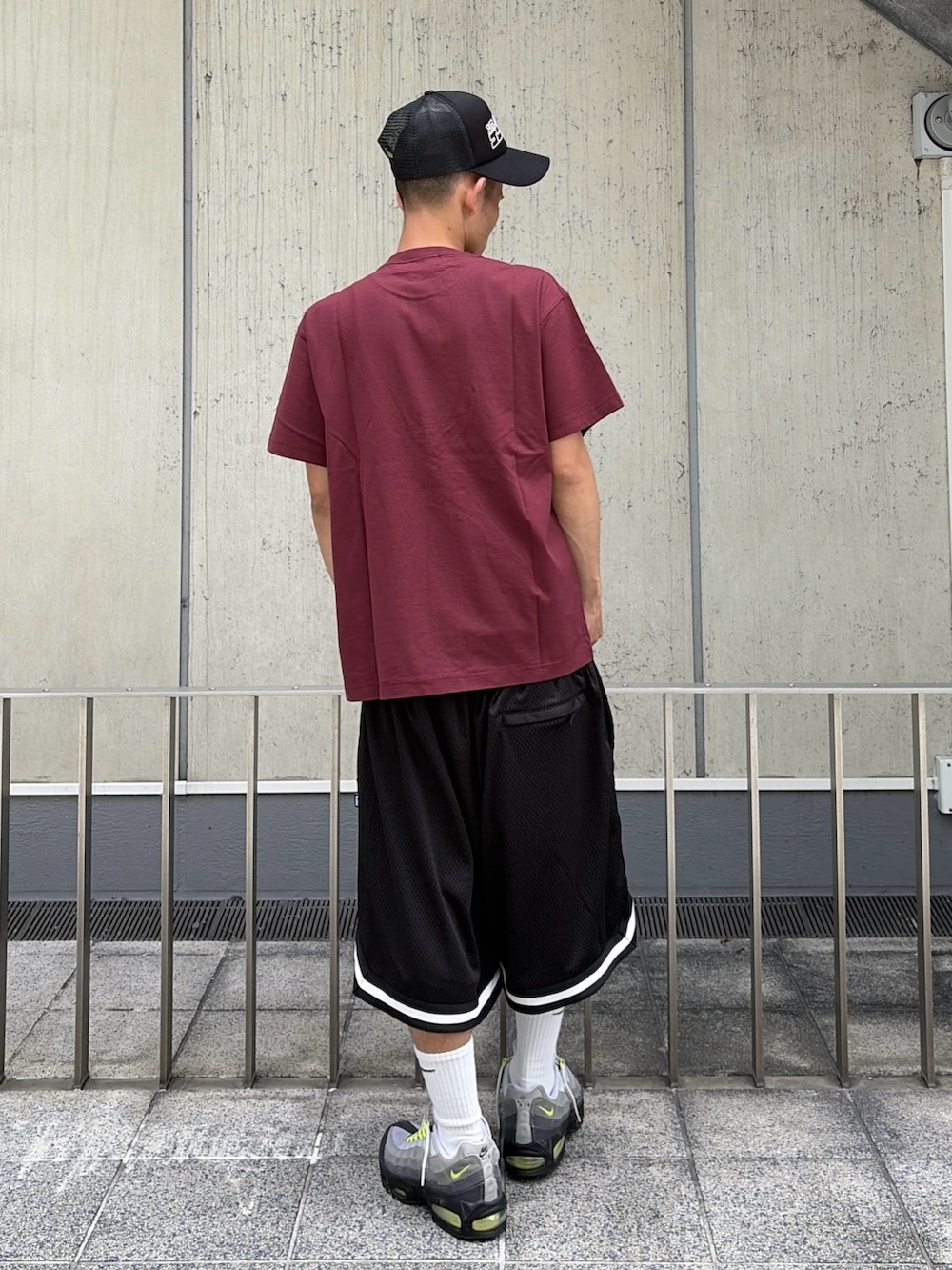 レッド系のTシャツ/カットソー、ブラック系のその他パンツ、ブラック系のキャップを着用したメンズの夏コーディネートの4枚目の写真