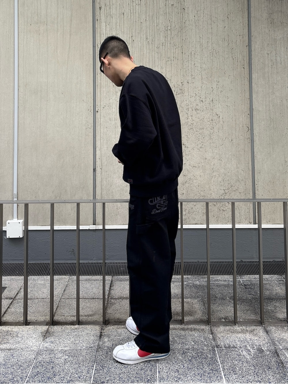 ブラック系のスウェット、ブラック系のその他パンツを着用したメンズの冬コーディネートの2枚目の写真