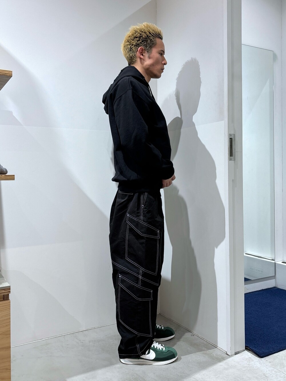 ブラック系のカーゴパンツ、ブラック系のパーカーを着用したメンズの冬コーディネートの5枚目の写真