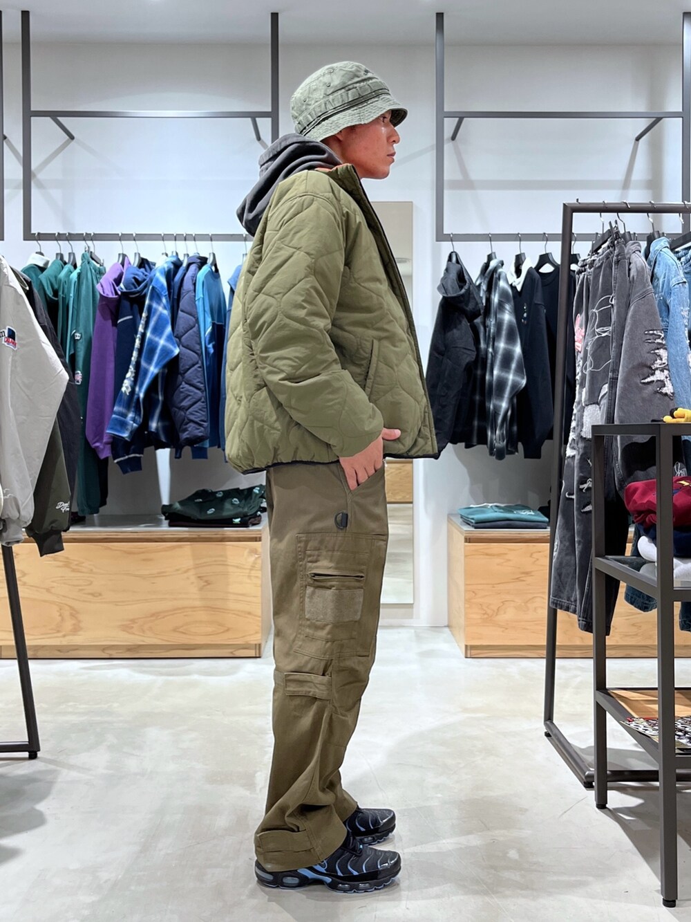 グリーン系のブルゾン、ブラック系のパーカー、グリーン系のその他パンツを着用したメンズの秋コーディネートの3枚目の写真