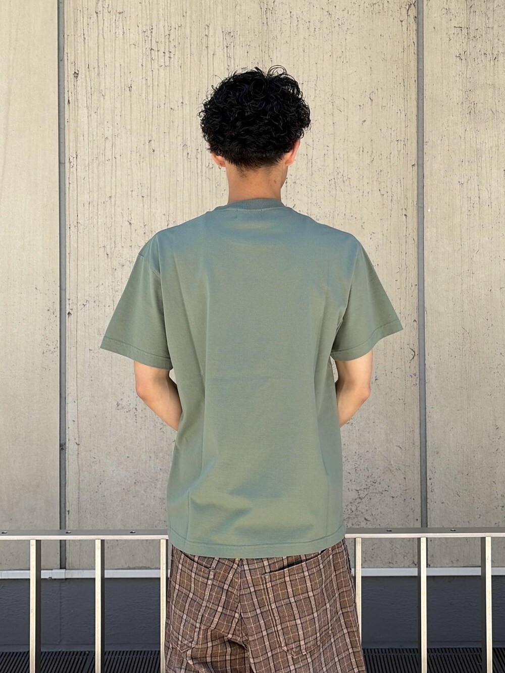 ホワイト系のTシャツ/カットソー、その他のその他パンツを着用したメンズの春コーディネートの6枚目の写真