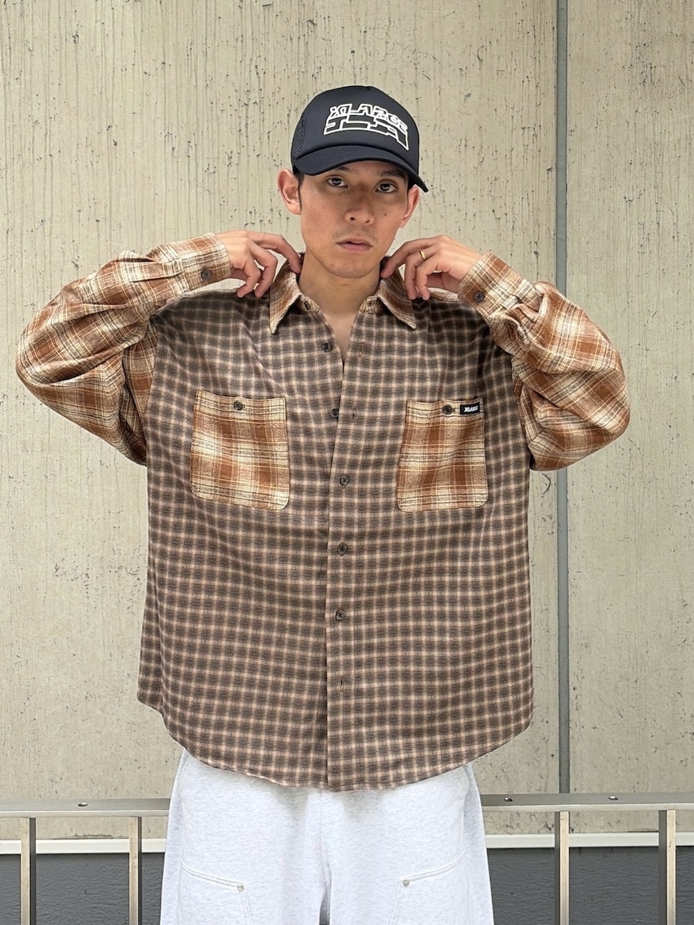 ブラウン系のシャツ/ブラウス、グレー系のスウェットパンツ、ブラック系のキャップを着用したメンズの夏コーディネートの5枚目の写真