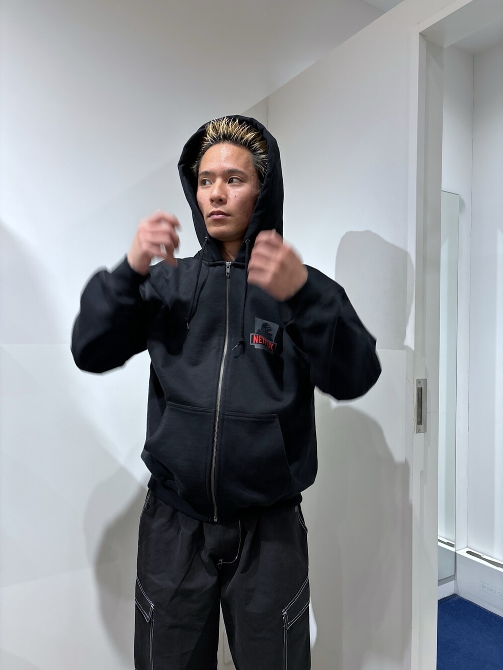 ブラック系のカーゴパンツ、ブラック系のパーカーを着用したメンズの冬コーディネートの8枚目の写真