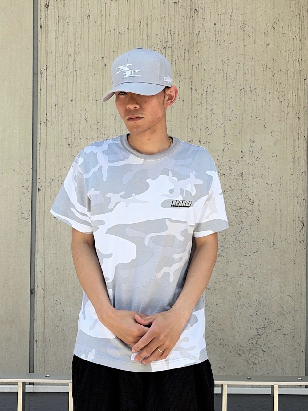 その他のTシャツ/カットソー、ブラック系のその他パンツ、ブルー系のキャップを着用したメンズの夏コーディネートの8枚目の写真