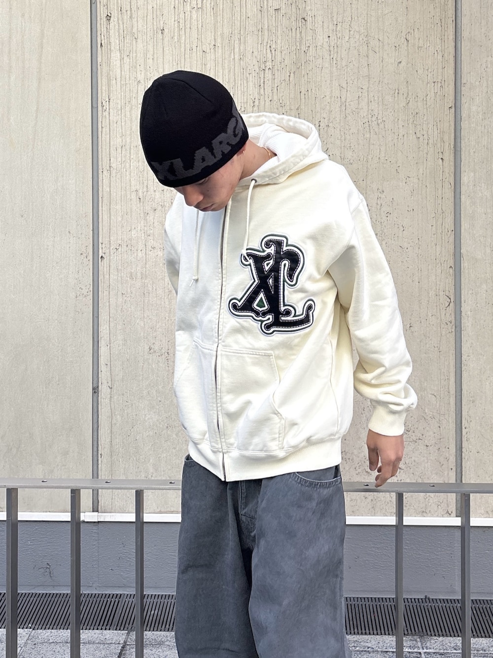 ホワイト系のパーカー、グレー系のその他パンツ、ブラック系のニットキャップ/ビーニーを着用したメンズの冬コーディネートの6枚目の写真