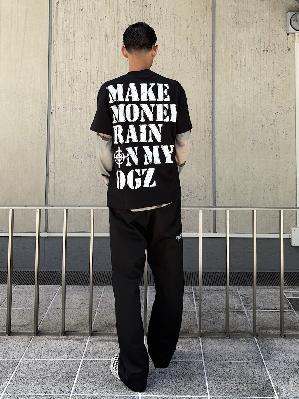 ブラック系のTシャツ/カットソー、その他のTシャツ/カットソー、ブラック系のその他パンツを着用したメンズの夏コーディネートの5枚目の写真