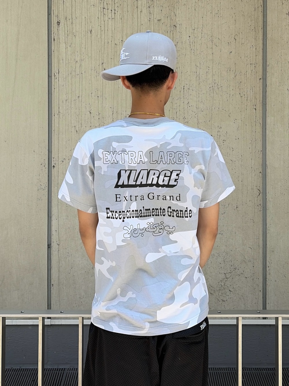 その他のTシャツ/カットソー、ブラック系のその他パンツ、ブルー系のキャップを着用したメンズの夏コーディネートの7枚目の写真