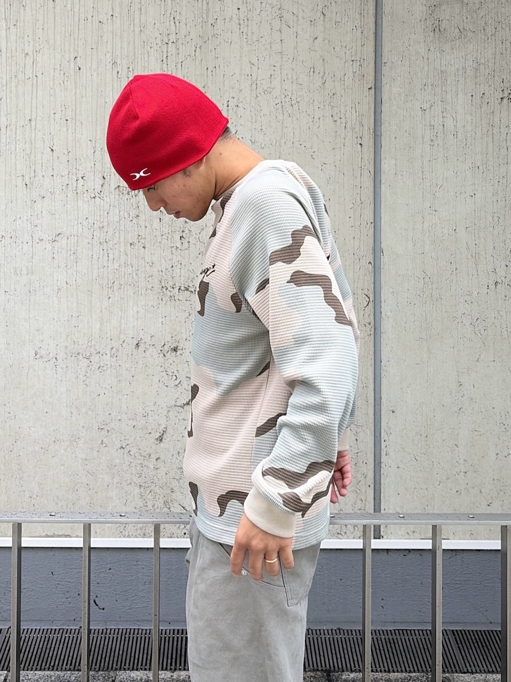 その他のTシャツ/カットソー、グレー系のその他パンツ、レッド系のニットキャップ/ビーニーを着用したメンズの夏コーディネートの8枚目の写真