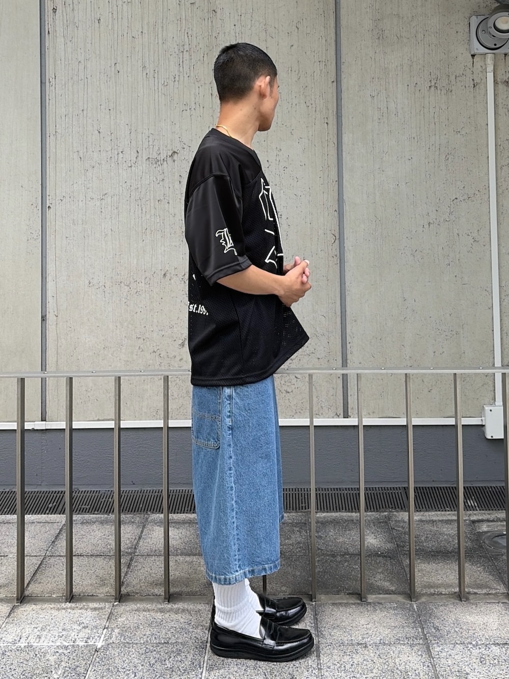 ブラック系のTシャツ/カットソー、その他のその他パンツを着用したメンズの夏コーディネートの4枚目の写真