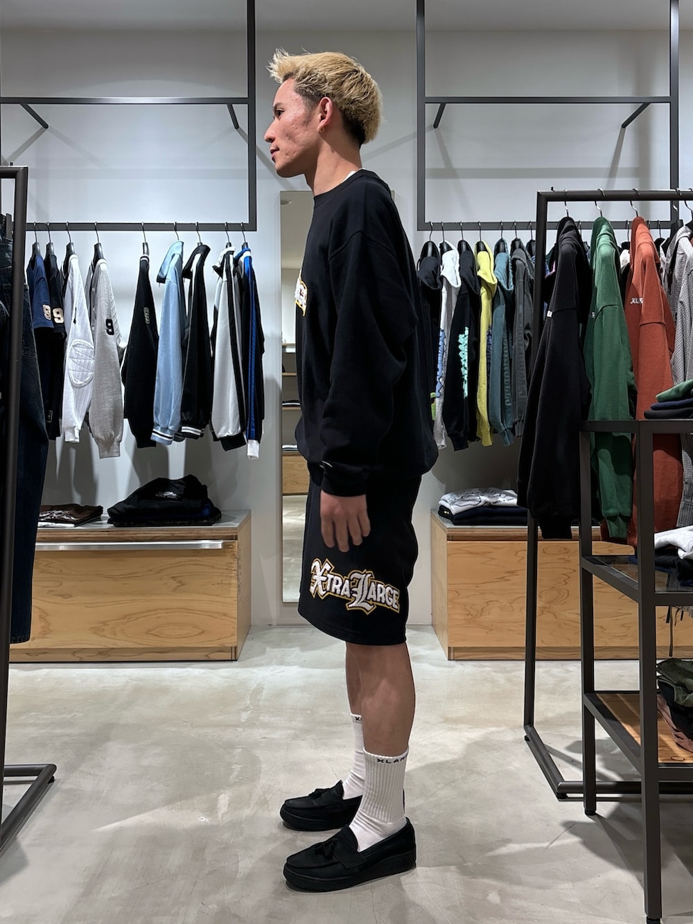 ブラック系のスウェット、ブラック系のスウェットパンツを着用したメンズの春コーディネートの2枚目の写真