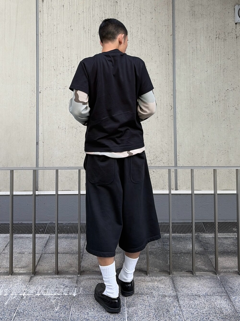 ピンク系のTシャツ/カットソー、その他のTシャツ/カットソー、グレー系のスウェットパンツを着用したメンズの夏コーディネートの4枚目の写真