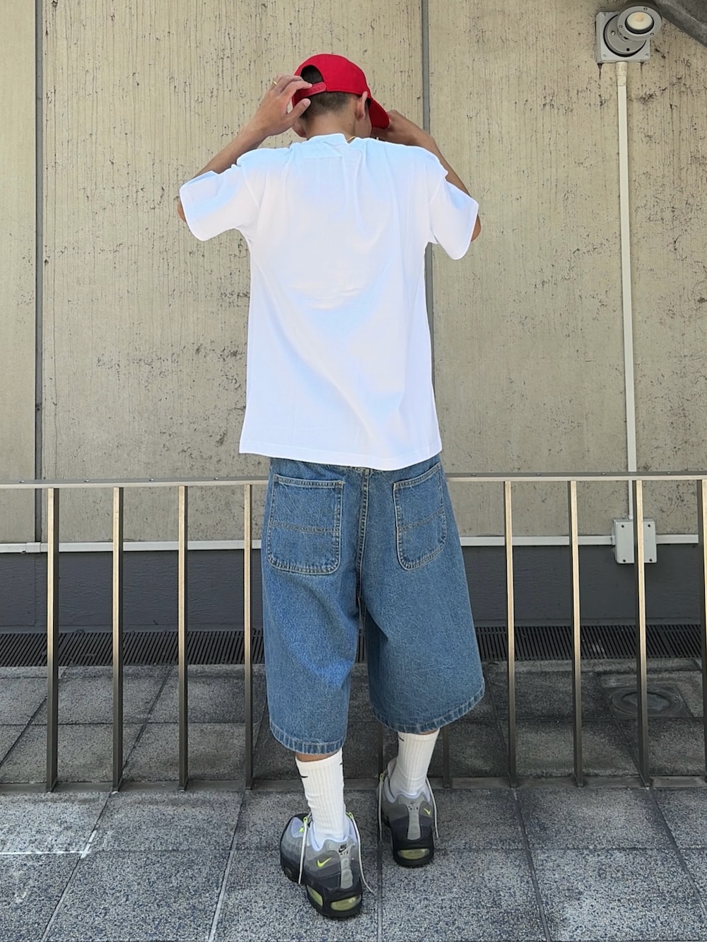 ホワイト系のTシャツ/カットソー、その他のその他パンツ、レッド系のキャップを着用したメンズの夏コーディネートの4枚目の写真