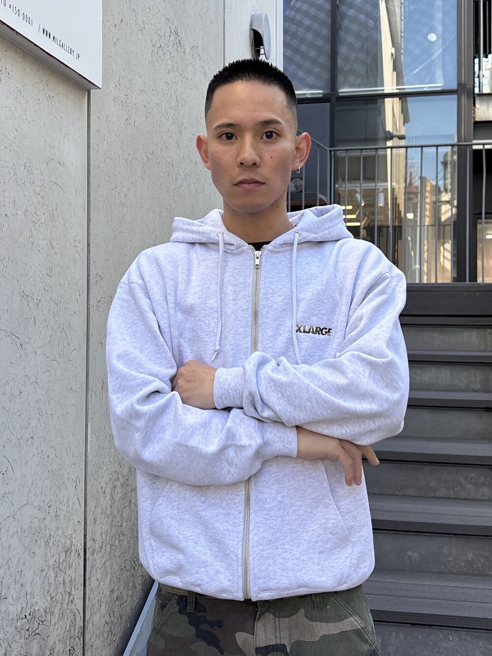 その他のブルゾン、その他のその他パンツ、グレー系のパーカーを着用したメンズの冬コーディネートの7枚目の写真