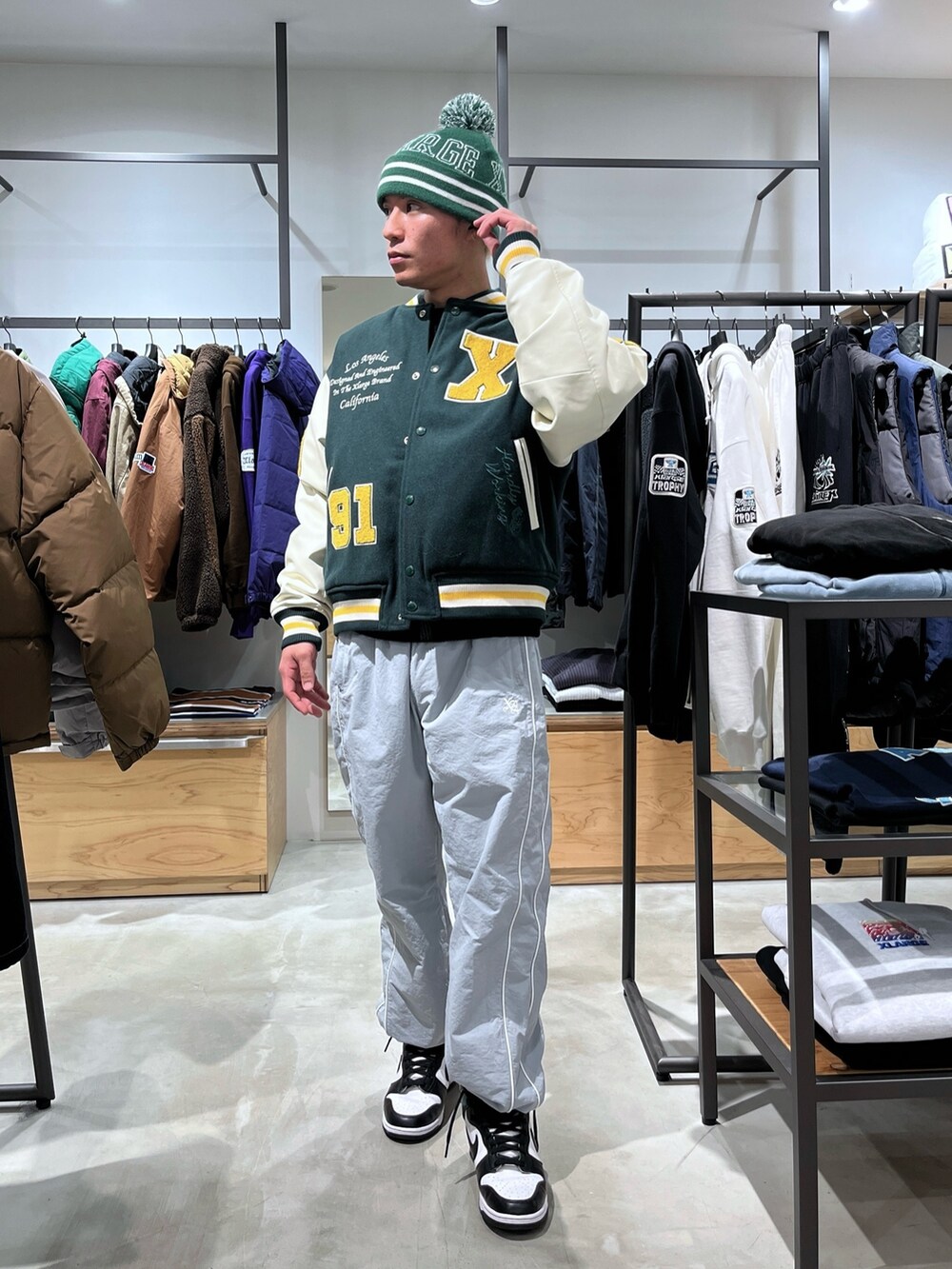 ブラック系のスタジャン、グレー系のその他パンツを着用したメンズの秋コーディネートの2枚目の写真