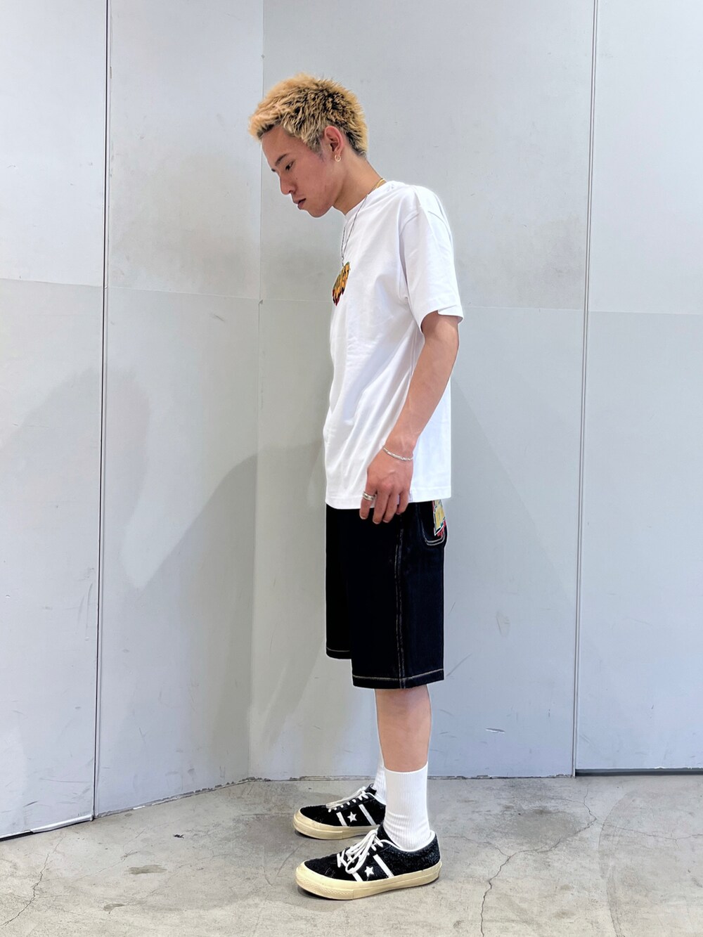 ホワイト系のTシャツ/カットソー、ブラック系のデニムパンツを着用したメンズの夏コーディネートの2枚目の写真