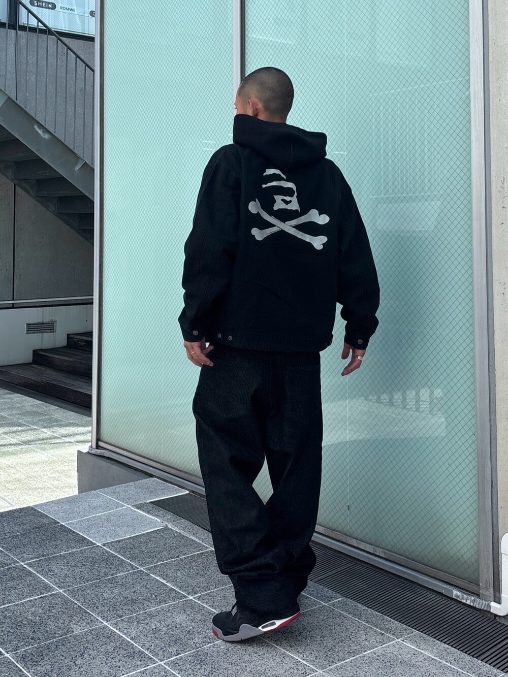 ブラック系のニット/セーター、ブラック系のデニムパンツ、ブラック系のその他アウターを着用したメンズの秋コーディネートの4枚目の写真