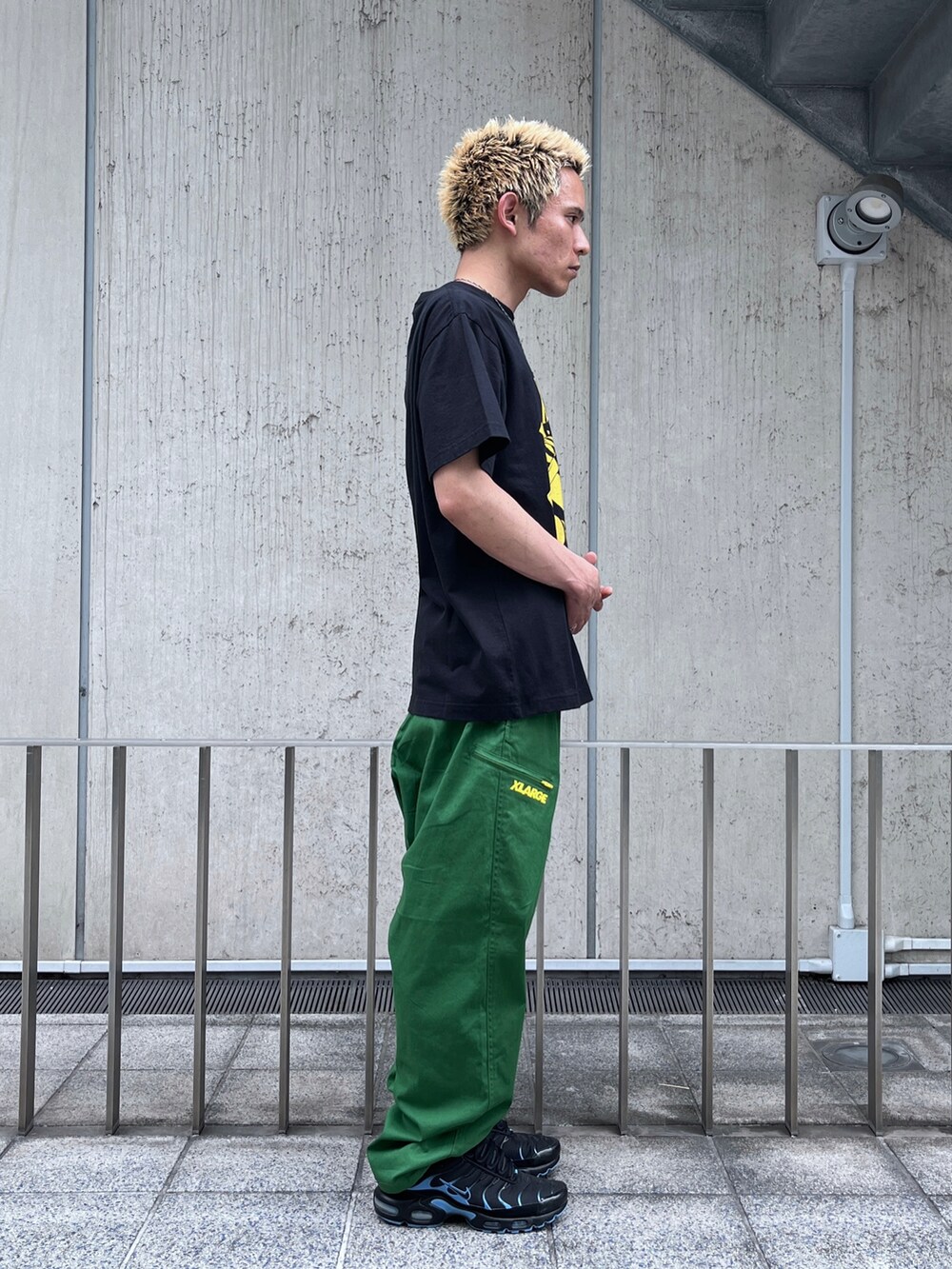 ブラック系のTシャツ/カットソー、グリーン系のその他パンツを着用したメンズの夏コーディネートの4枚目の写真