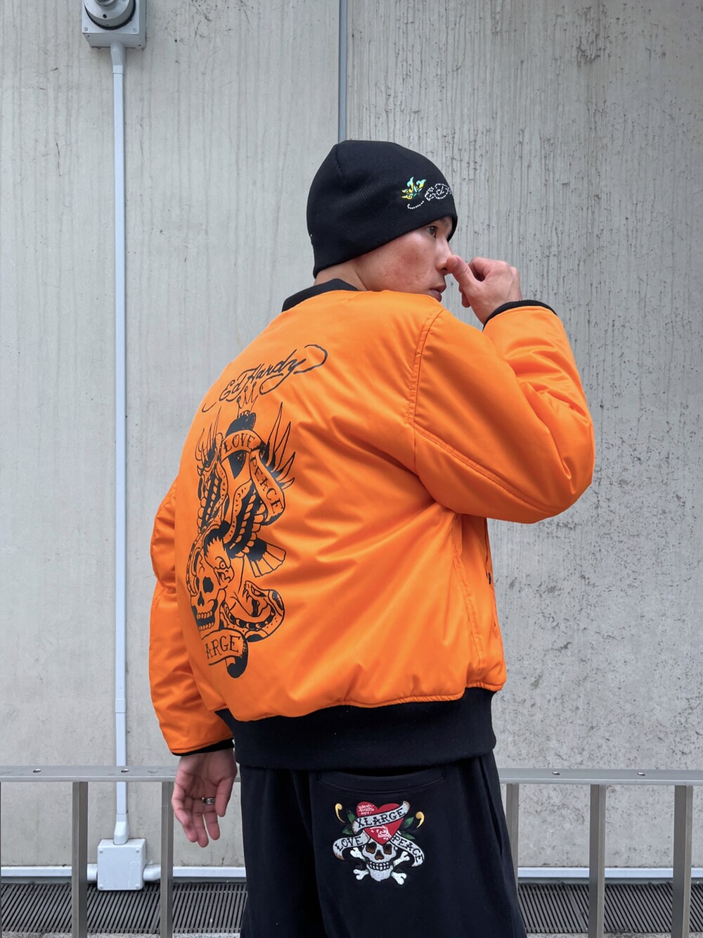 ブラック系のミリタリージャケットを着用したメンズの秋コーディネートの2枚目の写真