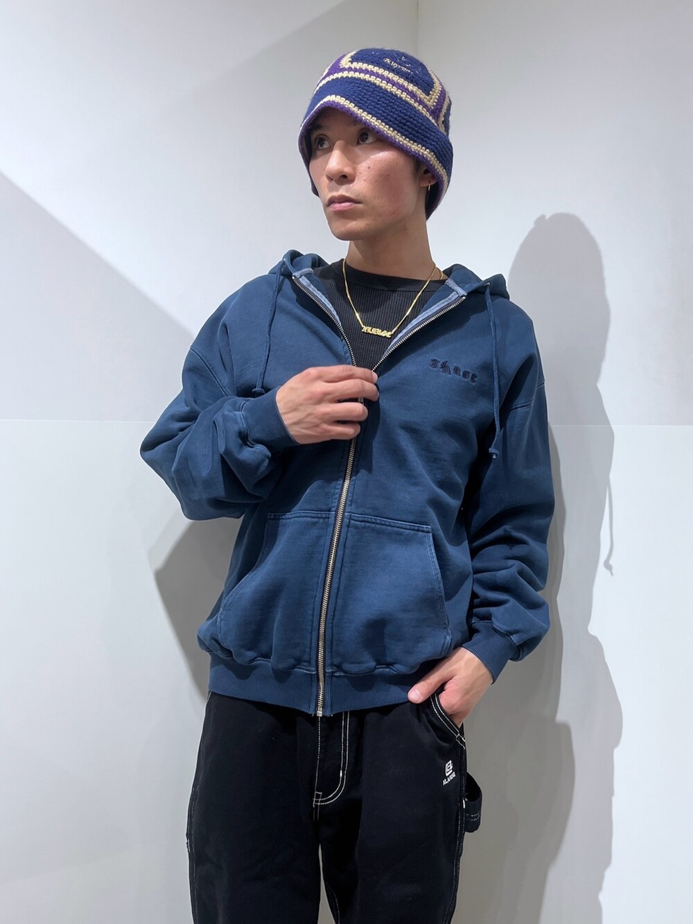 ブルー系のパーカー、ブラウン系のその他パンツを着用したメンズの冬コーディネートの5枚目の写真