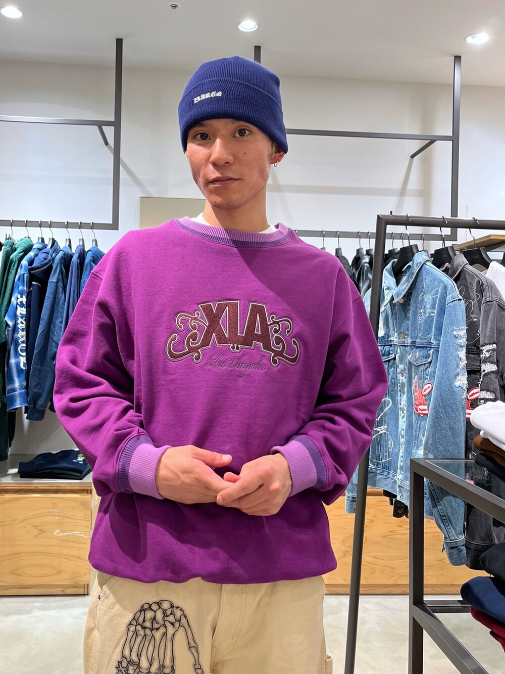 パープル系のスウェット、ベージュ系のその他パンツ、ブルー系のニットキャップ/ビーニーを着用したメンズの秋コーディネートの7枚目の写真