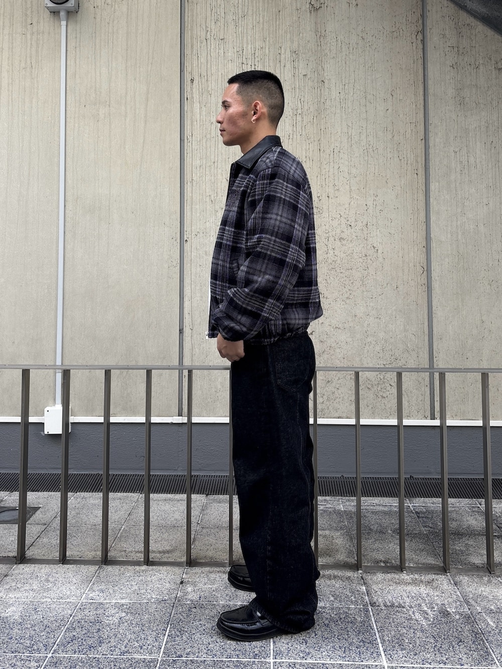 ブラウン系のその他アウター、ブラック系のデニムパンツを着用したメンズの冬コーディネートの2枚目の写真