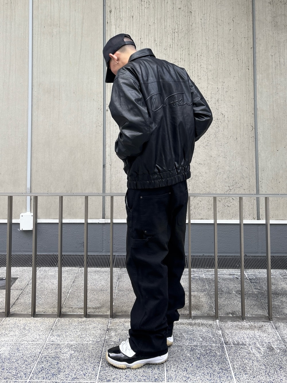 ブラック系のその他アウター、ブラウン系のその他パンツ、ブラック系のキャップを着用したメンズの冬コーディネートの3枚目の写真