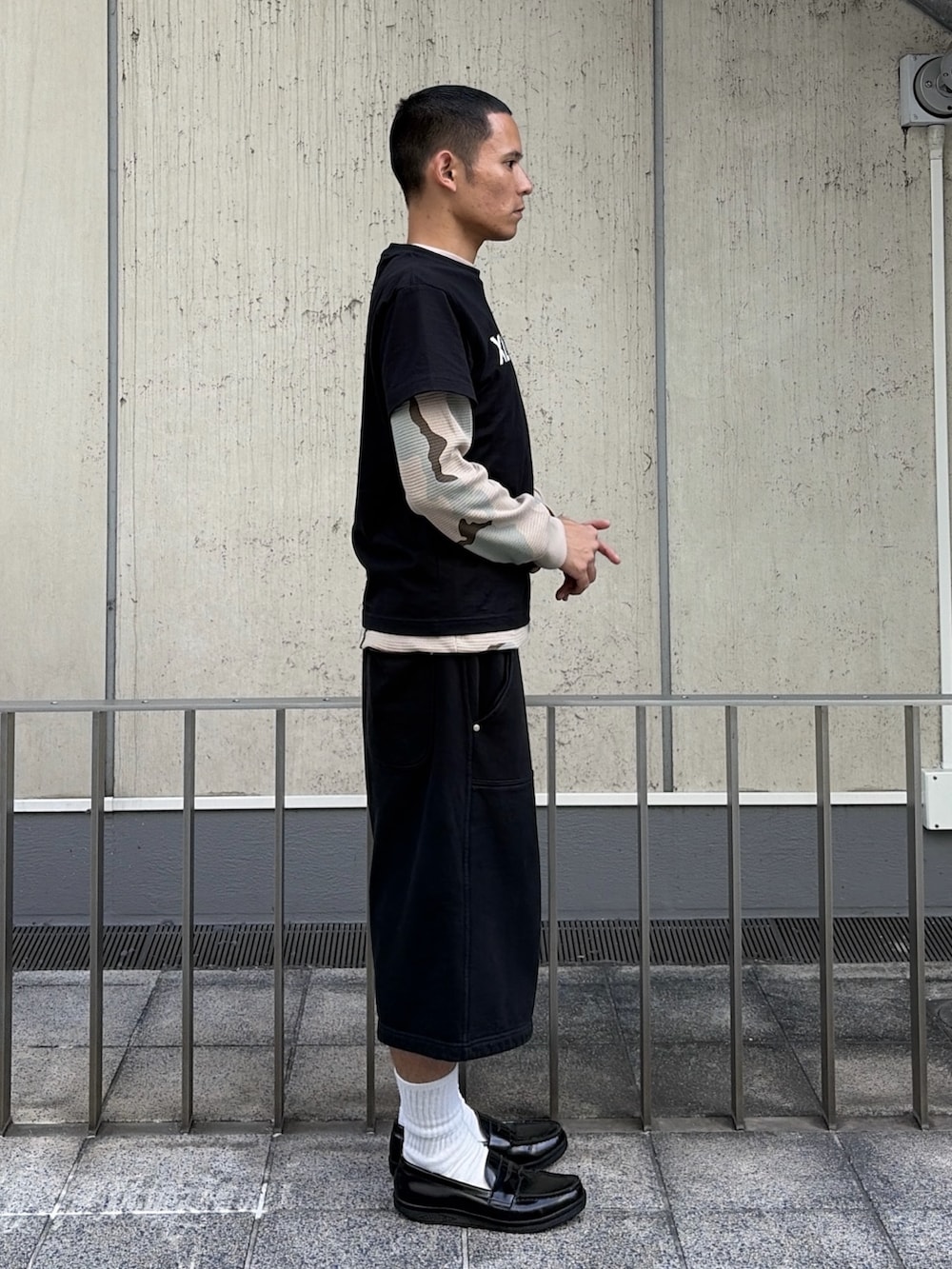 ピンク系のTシャツ/カットソー、その他のTシャツ/カットソー、グレー系のスウェットパンツを着用したメンズの夏コーディネートの3枚目の写真