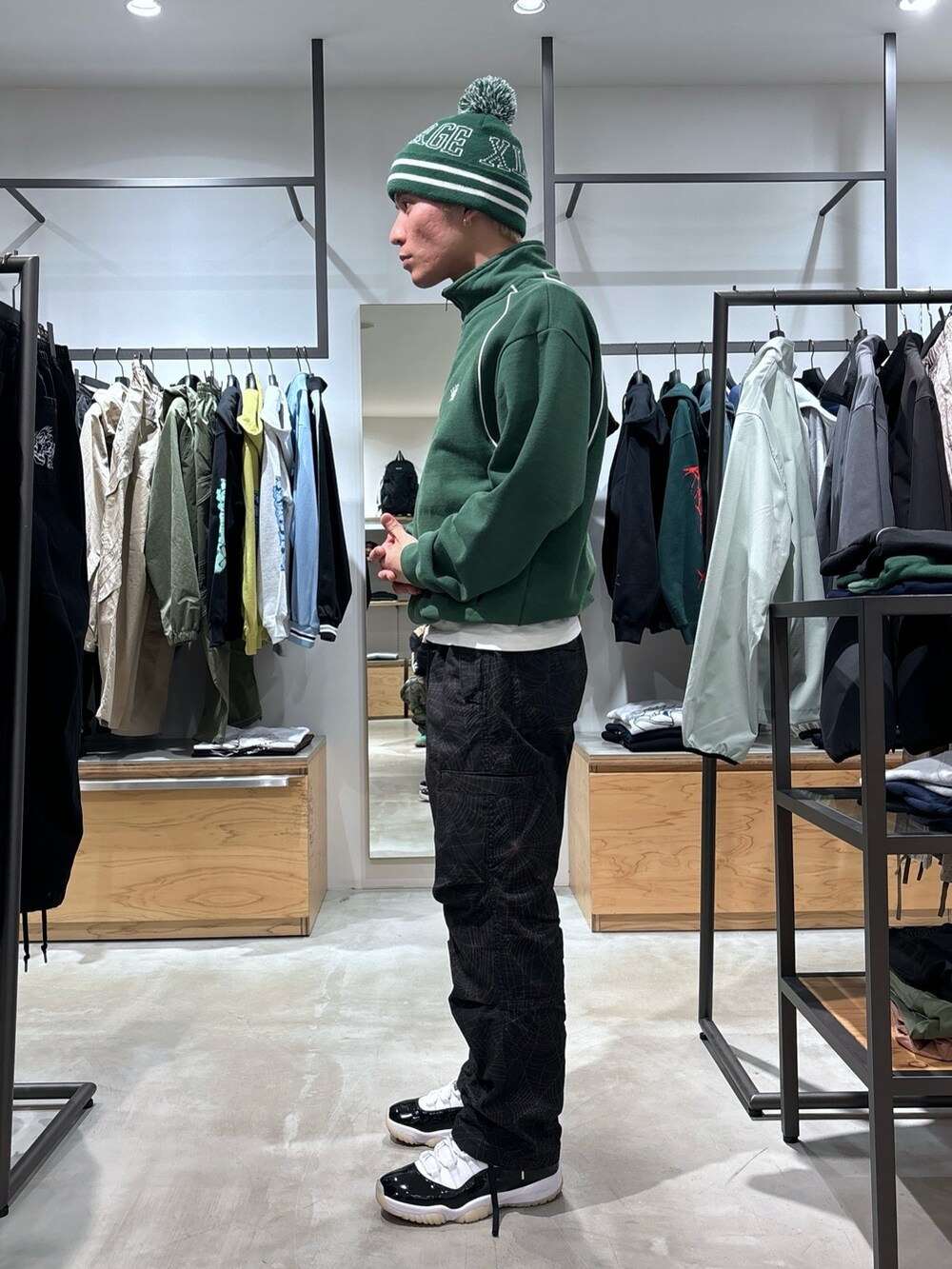 グリーン系のスウェット、ブラック系のその他パンツを着用したメンズの春コーディネートの2枚目の写真