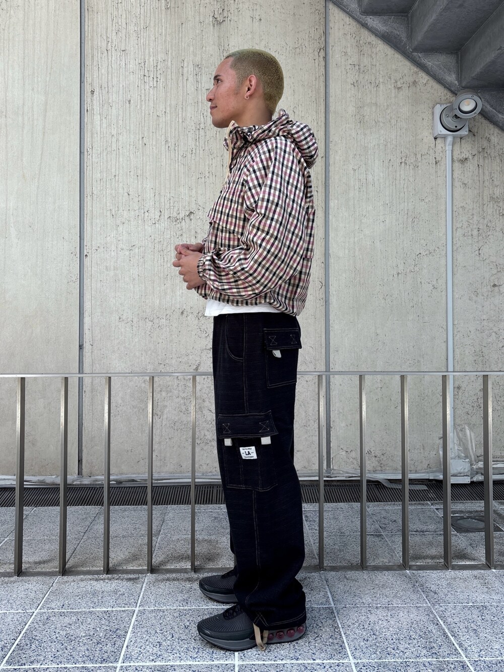 ピンク系のその他アウター、ブラック系のスウェットパンツを着用したメンズの春コーディネートの2枚目の写真