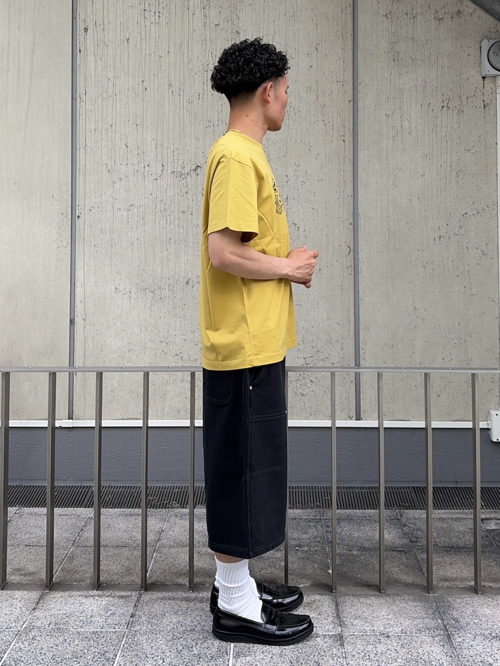 グレー系のスウェットパンツ、イエロー系のTシャツ/カットソーを着用したメンズの夏コーディネートの3枚目の写真