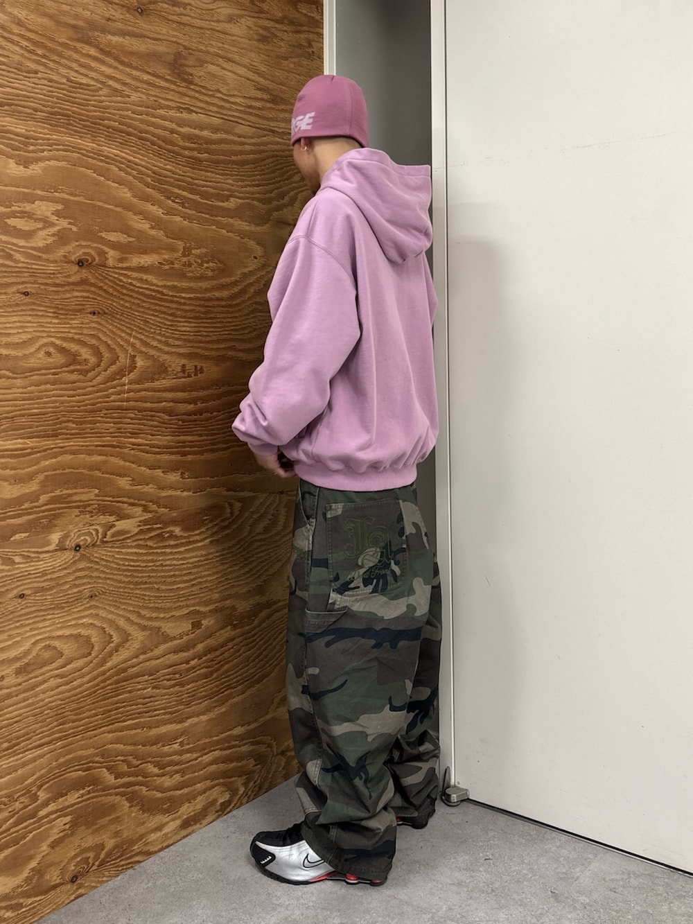 ピンク系のパーカー、その他のその他パンツ、ピンク系のニットキャップ/ビーニーを着用したメンズの冬コーディネートの2枚目の写真