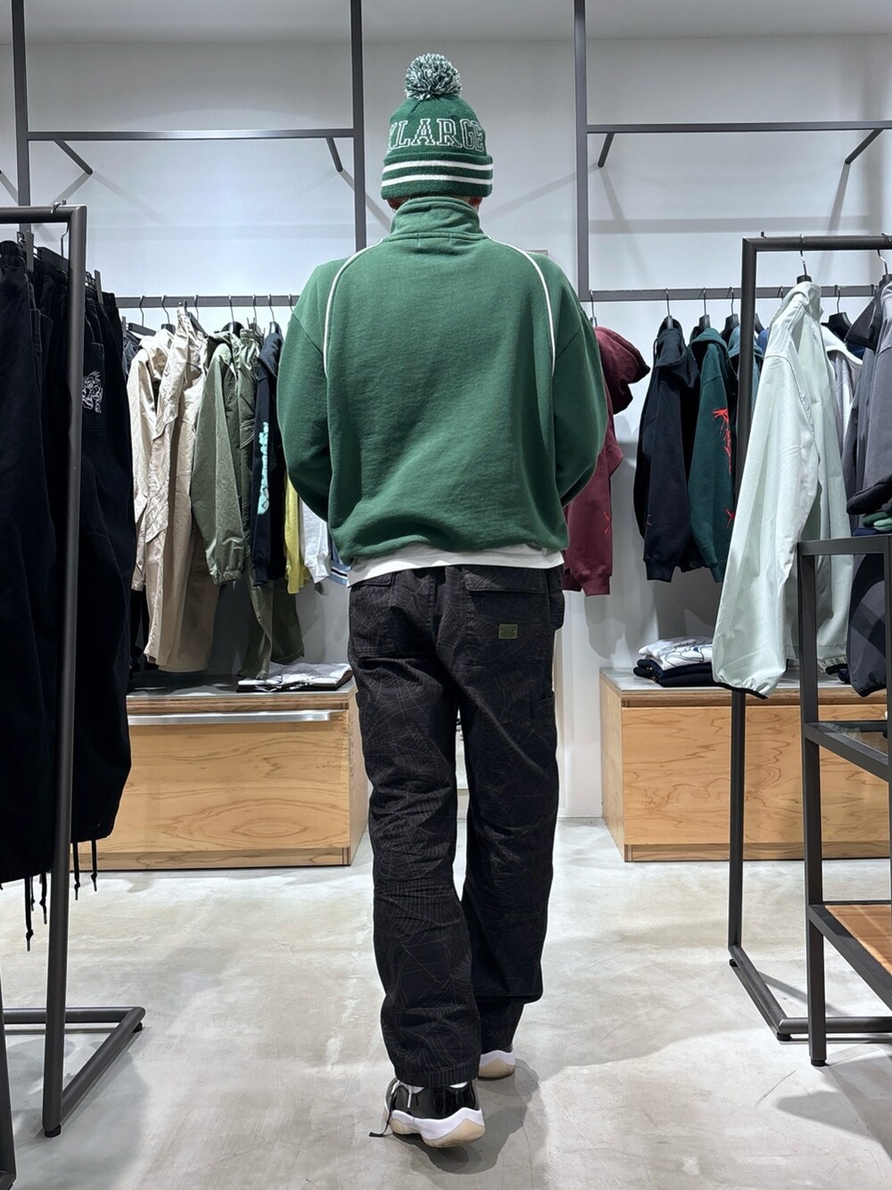 グリーン系のスウェット、ブラック系のその他パンツを着用したメンズの春コーディネートの7枚目の写真