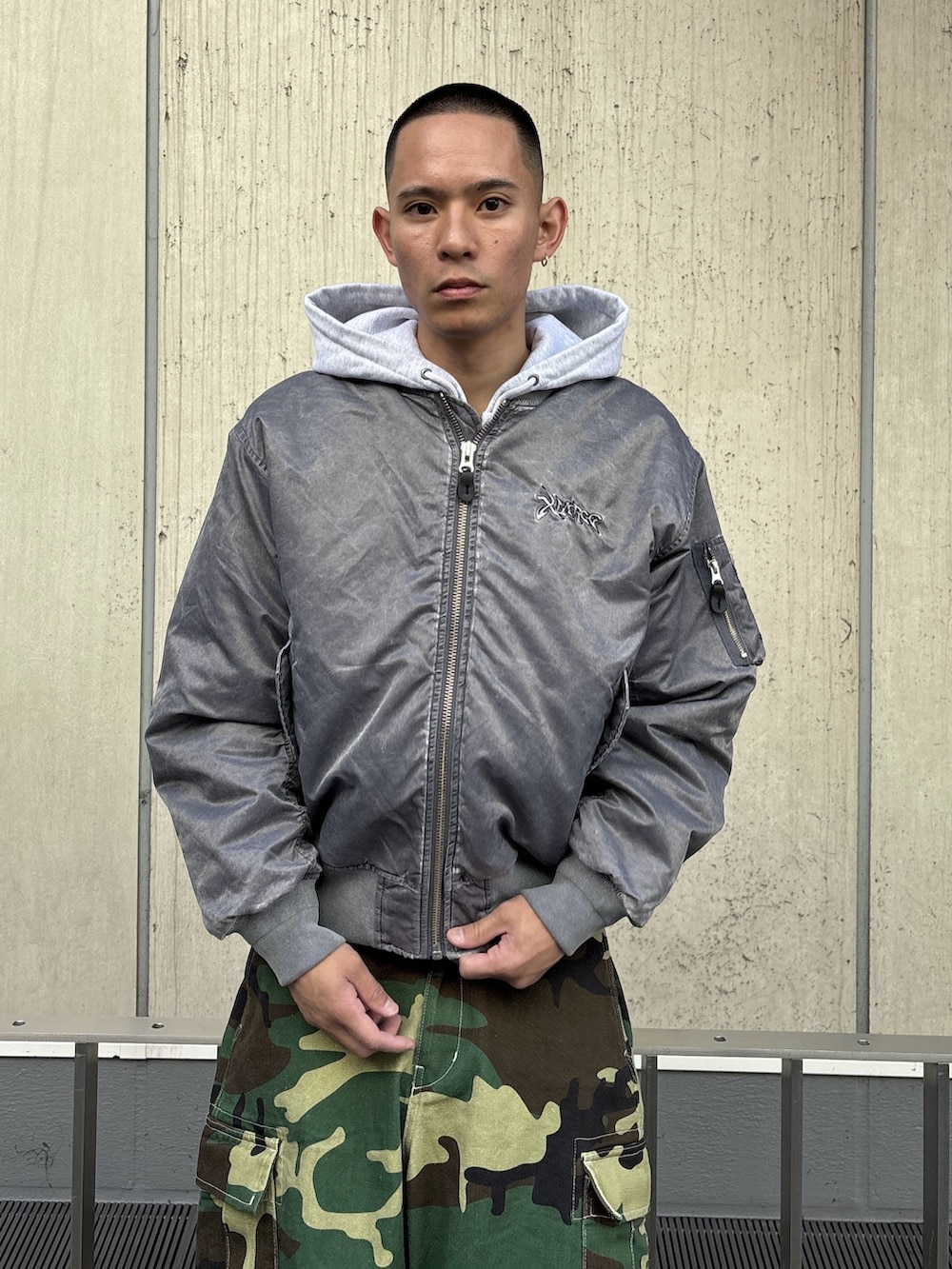 ブラック系のMA-1、グレー系のパーカー、その他のカーゴパンツを着用したメンズの秋コーディネートの5枚目の写真